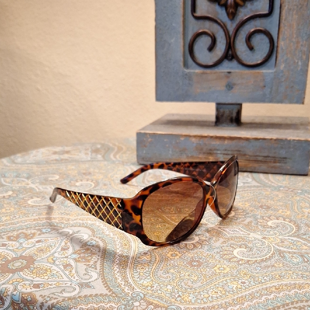 Chic Tortoiseshell Sunglasses with Gold Detailing. NWT